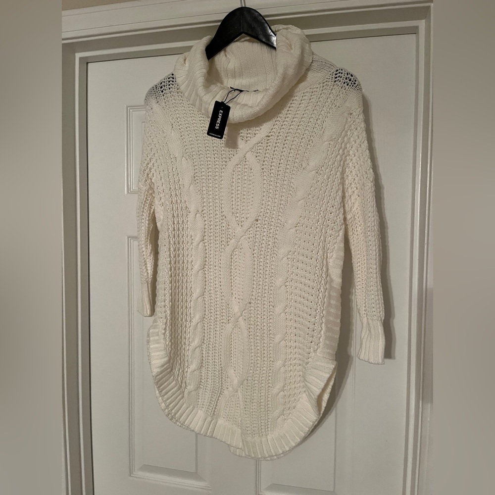 🐠Express Women’s White Sweater. NWT. Size Small. Roll Down Collar .